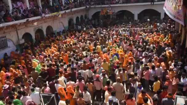 Vrindavan インド 2017年3月9日 インド ウッタル プラデーシュ州ヴリンダヴァーンのグノワス寺院で ヒンズー教の春祭りであるホリを祝うインドの未亡人 — ストック動画