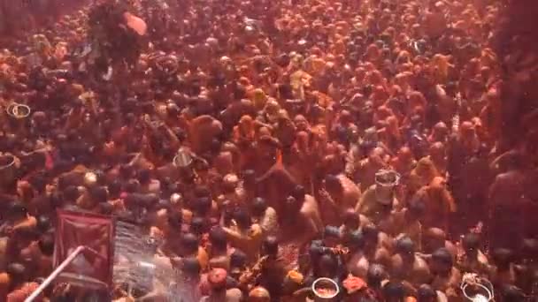 Vrindavan インド 2017年3月9日 インド ウッタル プラデーシュ州ヴリンダヴァーンのグノワス寺院で ヒンズー教の春祭りであるホリを祝うインドの未亡人 — ストック動画
