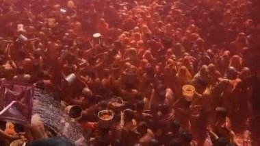 VRINDAVAN, INDIA - 09 Mart 2017: Hintli bir dul, Vrindavan, Uttar Pradesh, Hindistan 'daki Gopinath Tapınağı' nda, Hint bahar renk festivali Holi 'yi kutluyor