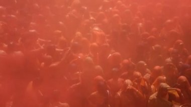 VRINDAVAN, INDIA - 09 Mart 2017: Hintli bir dul, Vrindavan, Uttar Pradesh, Hindistan 'daki Gopinath Tapınağı' nda, Hint bahar renk festivali Holi 'yi kutluyor