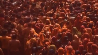 VRINDAVAN, INDIA - 09 Mart 2017: Hintli bir dul, Vrindavan, Uttar Pradesh, Hindistan 'daki Gopinath Tapınağı' nda, Hint bahar renk festivali Holi 'yi kutluyor
