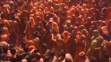 VRINDAVAN, INDIA - 09 Mart 2017: Hintli bir dul, Vrindavan, Uttar Pradesh, Hindistan 'daki Gopinath Tapınağı' nda, Hint bahar renk festivali Holi 'yi kutluyor