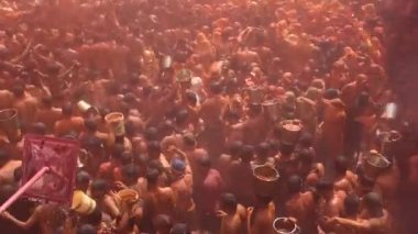 VRINDAVAN, INDIA - 09 Mart 2017: Hintli bir dul, Vrindavan, Uttar Pradesh, Hindistan 'daki Gopinath Tapınağı' nda, Hint bahar renk festivali Holi 'yi kutluyor