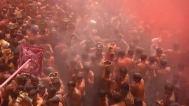 VRINDAVAN, INDIA - 09 Mart 2017: Hintli bir dul, Vrindavan, Uttar Pradesh, Hindistan 'daki Gopinath Tapınağı' nda, Hint bahar renk festivali Holi 'yi kutluyor