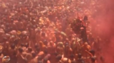 VRINDAVAN, INDIA - 09 Mart 2017: Hintli bir dul, Vrindavan, Uttar Pradesh, Hindistan 'daki Gopinath Tapınağı' nda, Hint bahar renk festivali Holi 'yi kutluyor