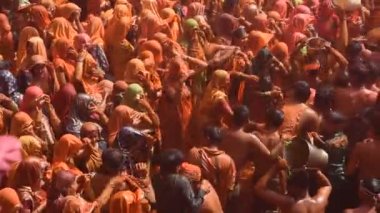VRINDAVAN, INDIA - 09 Mart 2017: Hintli bir dul, Vrindavan, Uttar Pradesh, Hindistan 'daki Gopinath Tapınağı' nda, Hint bahar renk festivali Holi 'yi kutluyor