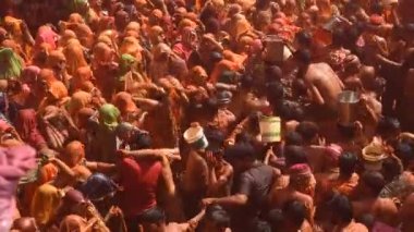 VRINDAVAN, INDIA - 09 Mart 2017: Hintli bir dul, Vrindavan, Uttar Pradesh, Hindistan 'daki Gopinath Tapınağı' nda, Hint bahar renk festivali Holi 'yi kutluyor