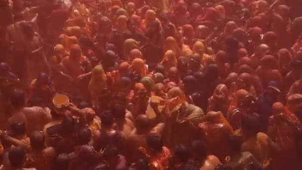 Vrindavan インド 2017年3月9日 インド ウッタル プラデーシュ州ヴリンダヴァーンのグノワス寺院で ヒンズー教の春祭りであるホリを祝うインドの未亡人 — ストック動画