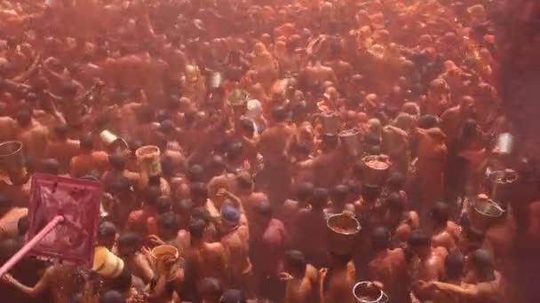 Vrindavan India 2017年3月9日 印度寡妇在印度北方邦Vrindavan的Gopinath Temple庆祝印度教春节Holi — 图库视频影像
