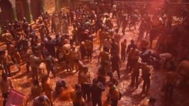 VRINDAVAN, INDIA - 09 Mart 2017: Hintli bir dul, Vrindavan, Uttar Pradesh, Hindistan 'daki Gopinath Tapınağı' nda, Hint bahar renk festivali Holi 'yi kutluyor