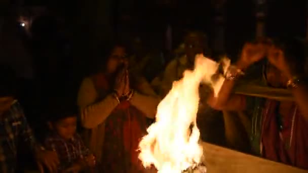 インド マトゥラ 2017年3月10日 ヒンドゥー教の人々はマトゥラでヤムナ アーティの儀式を行います 火供とは ヤムナ川のほとりにあるガットで行われるヒンドゥ教の儀式です — ストック動画