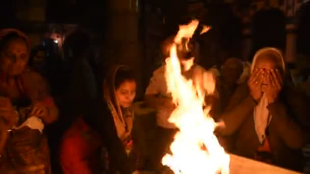 2017 Mathura India March Hindu People Performs Yamuna Arti Ceremony — 비디오