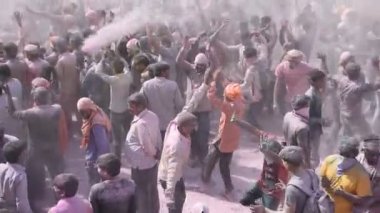 VRINDAVAN, INDIA - 9 Mart 2017: Hintli bir dul, Vrindavan, Uttar Pradesh, Hindistan 'daki Gopinath Tapınağı' nda, Hint bahar renk festivali Holi 'yi kutluyor.