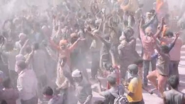 VRINDAVAN, INDIA - 9 Mart 2017: Hintli bir dul, Vrindavan, Uttar Pradesh, Hindistan 'daki Gopinath Tapınağı' nda, Hint bahar renk festivali Holi 'yi kutluyor.