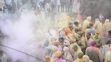 VRINDAVAN, INDIA - 9 Mart 2017: Hintli bir dul, Vrindavan, Uttar Pradesh, Hindistan 'daki Gopinath Tapınağı' nda, Hint bahar renk festivali Holi 'yi kutluyor.