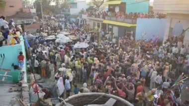 VRINDAVAN, INDIA - 9 Mart 2017: Hintli bir dul, Vrindavan, Uttar Pradesh, Hindistan 'daki Gopinath Tapınağı' nda, Hint bahar renk festivali Holi 'yi kutluyor.