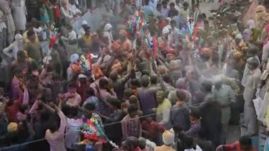 VRINDAVAN, INDIA - 9 Mart 2017: Hintli bir dul, Vrindavan, Uttar Pradesh, Hindistan 'daki Gopinath Tapınağı' nda, Hint bahar renk festivali Holi 'yi kutluyor.