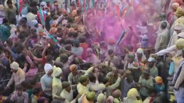VRINDAVAN, INDIA - 9 Mart 2017: Hintli bir dul, Vrindavan, Uttar Pradesh, Hindistan 'daki Gopinath Tapınağı' nda, Hint bahar renk festivali Holi 'yi kutluyor.