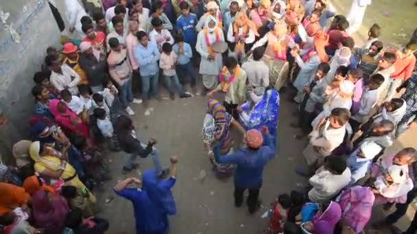 Falen Mathura India Marca 2017 Hindusi Tańczący Bawiący Się Kolorami — Wideo stockowe