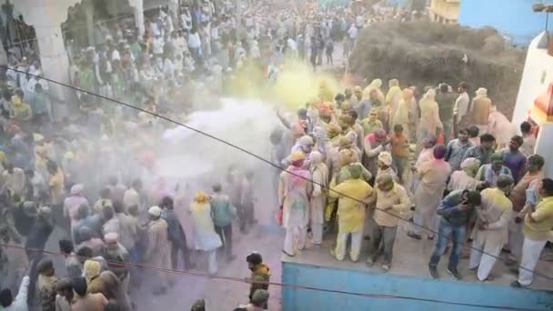 Vrindavan インド 2017年3月9日 インド ウッタル プラデーシュ州ヴリンダバンのグノワス寺院で ヒンズー教の春祭りであるホリを祝うインドの未亡人 — ストック動画