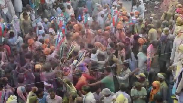 Vrindavan インド 2017年3月9日 インド ウッタル プラデーシュ州ヴリンダバンのグノワス寺院で ヒンズー教の春祭りであるホリを祝うインドの未亡人 — ストック動画