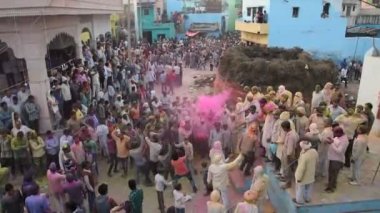 VRINDAVAN, INDIA - 9 Mart 2017: Hintli bir dul, Vrindavan, Uttar Pradesh, Hindistan 'daki Gopinath Tapınağı' nda, Hint bahar renk festivali Holi 'yi kutluyor.