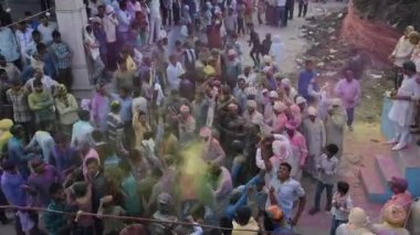 VRINDAVAN, INDIA - 9 Mart 2017: Hintli bir dul, Vrindavan, Uttar Pradesh, Hindistan 'daki Gopinath Tapınağı' nda, Hint bahar renk festivali Holi 'yi kutluyor.