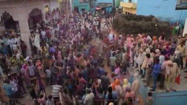 VRINDAVAN, INDIA - 9 Mart 2017: Hintli bir dul, Vrindavan, Uttar Pradesh, Hindistan 'daki Gopinath Tapınağı' nda, Hint bahar renk festivali Holi 'yi kutluyor.