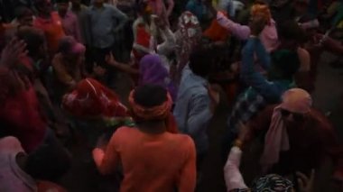 VRINDAVAN, INDIA - 9 Mart 2017: Hintli bir dul, Vrindavan, Uttar Pradesh, Hindistan 'daki Gopinath Tapınağı' nda, Hint bahar renk festivali Holi 'yi kutluyor.