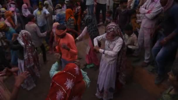 Vrindavan インド 2017年3月9日 インド ウッタル プラデーシュ州ヴリンダバンのグノワス寺院で ヒンズー教の春祭りであるホリを祝うインドの未亡人 — ストック動画