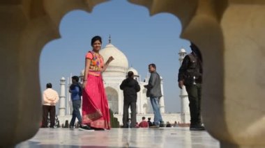 AGRA, Hindistan - 15 Şubat 2018: Hindistan ve dünyanın dört bir yanından gelen turistler Tac Mahal 'i ziyaret ediyor, Tac Mahal Agra' daki UNESCO Dünya Mirası sahası.