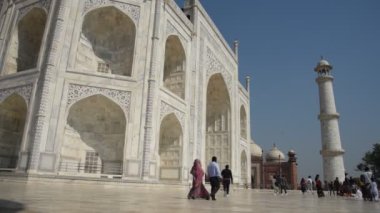 AGRA, Hindistan - 15 Şubat 2018: Hindistan ve dünyanın dört bir yanından gelen turistler Tac Mahal 'i ziyaret ediyor, Tac Mahal Agra' daki UNESCO Dünya Mirası sahası.