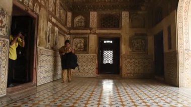 Itmad-ud-Daula 'nın mezarındaki kameralı genç kız bir Babür mozolesidir. Agra, Hindistan 