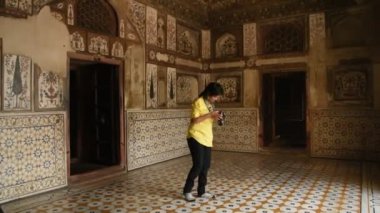 Itmad-ud-Daula 'nın mezarındaki kameralı genç kız bir Babür mozolesidir. Agra, Hindistan 
