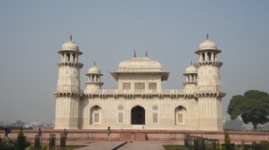 AGRA, Hindistan - 15 Şubat 2018: I 'm mad-ud-Daulah, Baby Taj veya Jewel Box, Hindistan' ın en ünlü şehirleri olan I 'd mad-ud-Daulah Mezarı' na tanımlanamayan turist ziyareti