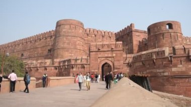 AGRA, Hindistan - 15 Şubat 2018: Agra 'daki Kızıl Kale' de turistler, bu kale çok popüler bir turizm merkezi, çünkü Tac Mahal 'ın güzel bir manzarası var. UNESCO Dünya Mirası sitesi.