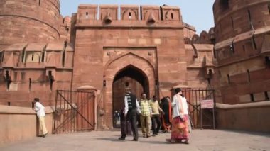 AGRA, Hindistan - 15 Şubat 2018: Agra 'daki Kızıl Kale' de turistler, bu kale çok popüler bir turizm merkezi, çünkü Tac Mahal 'ın güzel bir manzarası var. UNESCO Dünya Mirası sitesi.