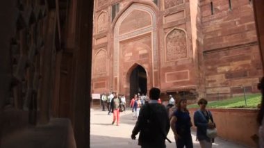 AGRA, Hindistan - 15 Şubat 2018: Agra 'daki Kızıl Kale' de turistler, bu kale çok popüler bir turizm merkezi, çünkü Tac Mahal 'ın güzel bir manzarası var. UNESCO Dünya Mirası sitesi.