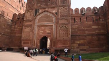 AGRA, Hindistan - 15 Şubat 2018: Agra 'daki Kızıl Kale' de turistler, bu kale çok popüler bir turizm merkezi, çünkü Tac Mahal 'ın güzel bir manzarası var. UNESCO Dünya Mirası sitesi.