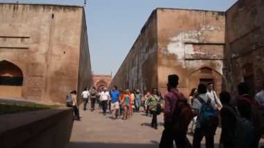 AGRA, Hindistan - 15 Şubat 2018: Agra 'daki Kızıl Kale' de turistler, bu kale çok popüler bir turizm merkezi, çünkü Tac Mahal 'ın güzel bir manzarası var. UNESCO Dünya Mirası sitesi.