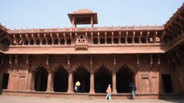 AGRA, Hindistan - 15 Şubat 2018: Agra 'daki Kızıl Kale' de turistler, bu kale çok popüler bir turizm merkezi, çünkü Tac Mahal 'ın güzel bir manzarası var. UNESCO Dünya Mirası sitesi.
