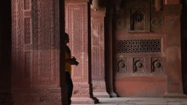 Kızıl Kale, Agra, Hindistan 'da kameralı genç bir kız..