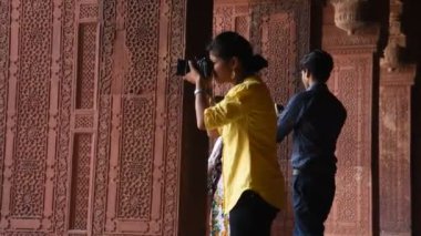 AGRA, Hindistan - 15 Şubat 2018: Agra 'daki Kızıl Kale' de turistler, bu kale çok popüler bir turizm merkezi, çünkü Tac Mahal 'ın güzel bir manzarası var. UNESCO Dünya Mirası sitesi.