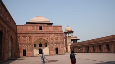 AGRA, Hindistan - 15 Şubat 2018: Agra 'daki Kızıl Kale' de turistler, bu kale çok popüler bir turizm merkezi, çünkü Tac Mahal 'ın güzel bir manzarası var. UNESCO Dünya Mirası sitesi.