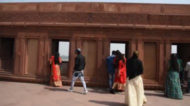 AGRA, Hindistan - 15 Şubat 2018: Agra 'daki Kızıl Kale' de turistler, bu kale çok popüler bir turizm merkezi, çünkü Tac Mahal 'ın güzel bir manzarası var. UNESCO Dünya Mirası sitesi.