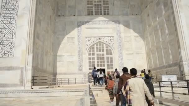 インド アグラ2018年2月15日 インドから世界中の観光客がタージ マハルを訪れるタージ マハルは アグラにあるユネスコの世界遺産に登録されています — ストック動画
