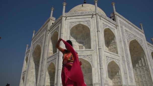 インドのアグラのタージ マハルの前で若い女の子の観光客 文化観光の概念 — ストック動画