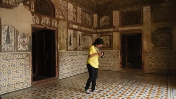 Rapariga Com Câmera Itmad Daula Tomb Mausoléu Mogol Agra Índia — Vídeo de Stock