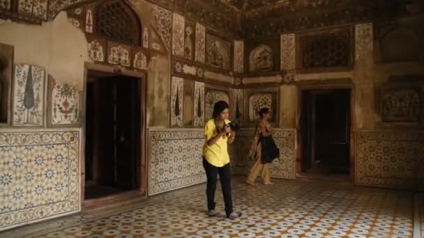 イマッドウドドゥーラの墓にカメラを持つ若い女の子は ムガルの霊廟です インドのアグラ — ストック動画