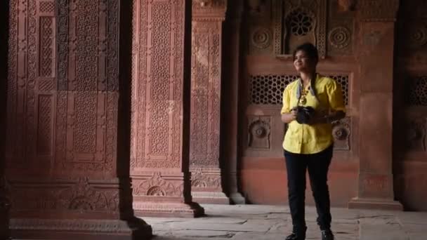 Chica Joven Con Cámara Red Fort Agra India — Vídeo de stock